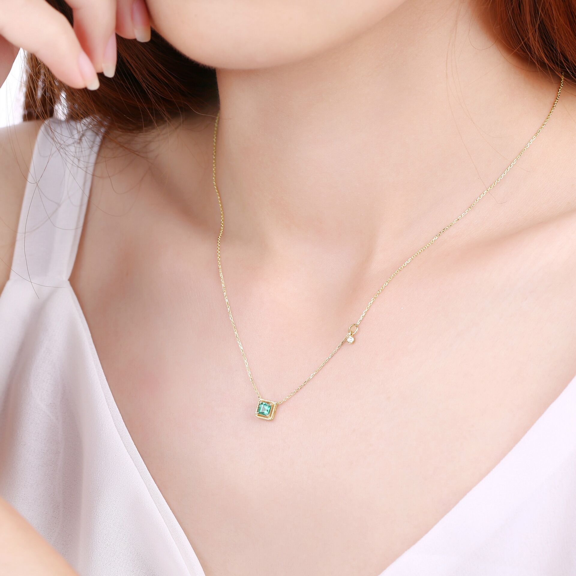 Ladies Retro Emerald Necklace With 14K Yellow Gold
